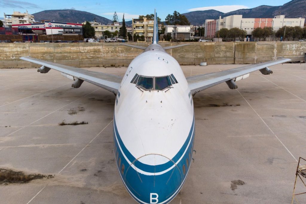 to live in an airplane