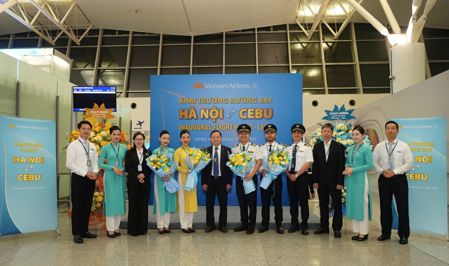 The entire crew of the inaugural flight from Hanoi to Cebu